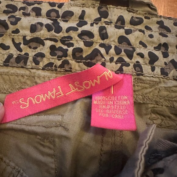 Almost Famous low rise Y2K Cargo Pants Size 1 Khaki Cotton With Leopard Print - Picture 4 of 8